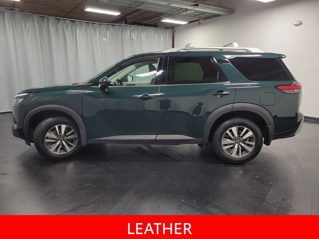 Used 2024 Nissan Pathfinder SL w/ Black Appearance Package FWD image 5