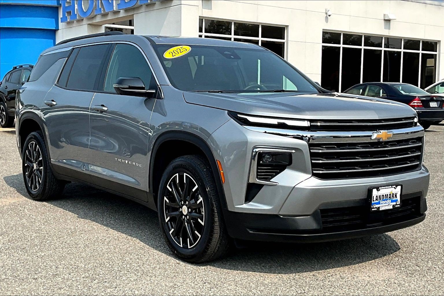 Used 2025 Chevrolet Traverse LT w/ Sun and Wheel Package FWD image 11