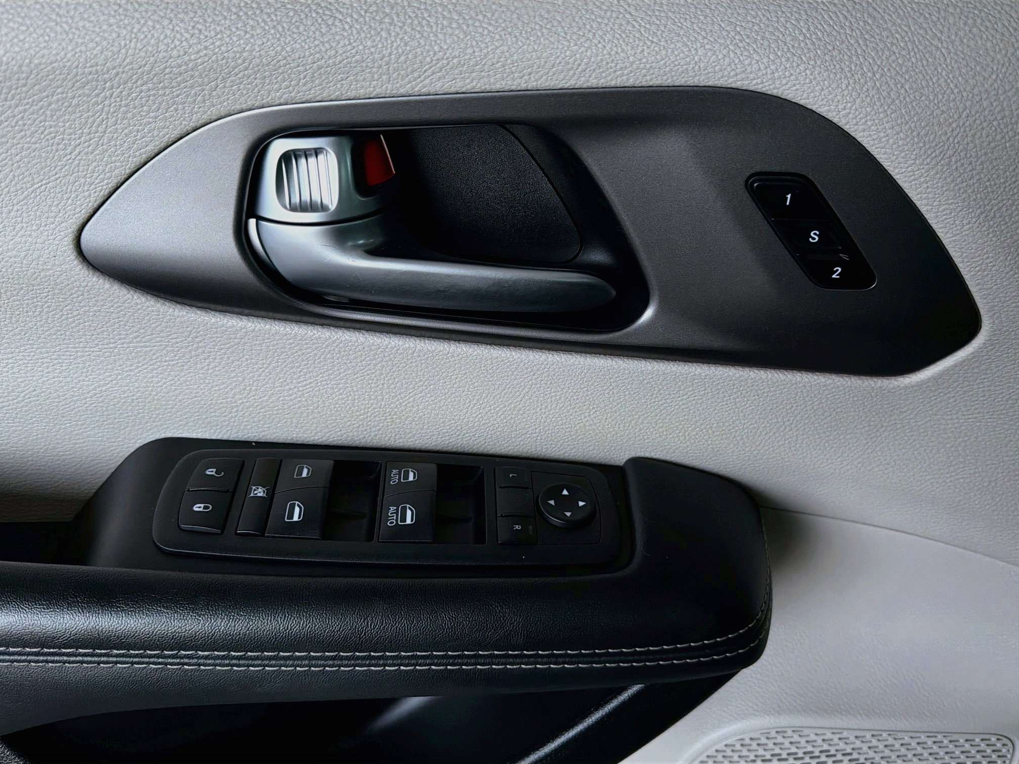 Used 2023 Chrysler Pacifica Touring-L FWD image 16