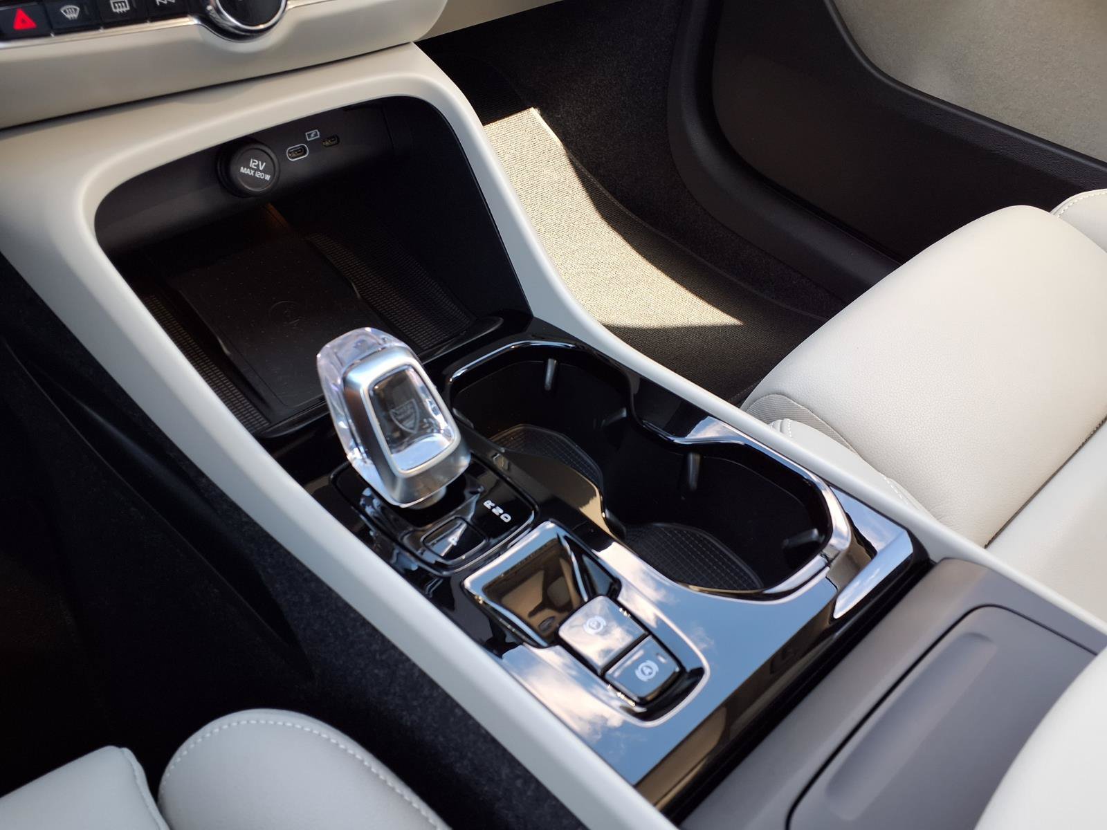 Certified 2025 Volvo XC40 B5 Ultra AWD/4WD image 25