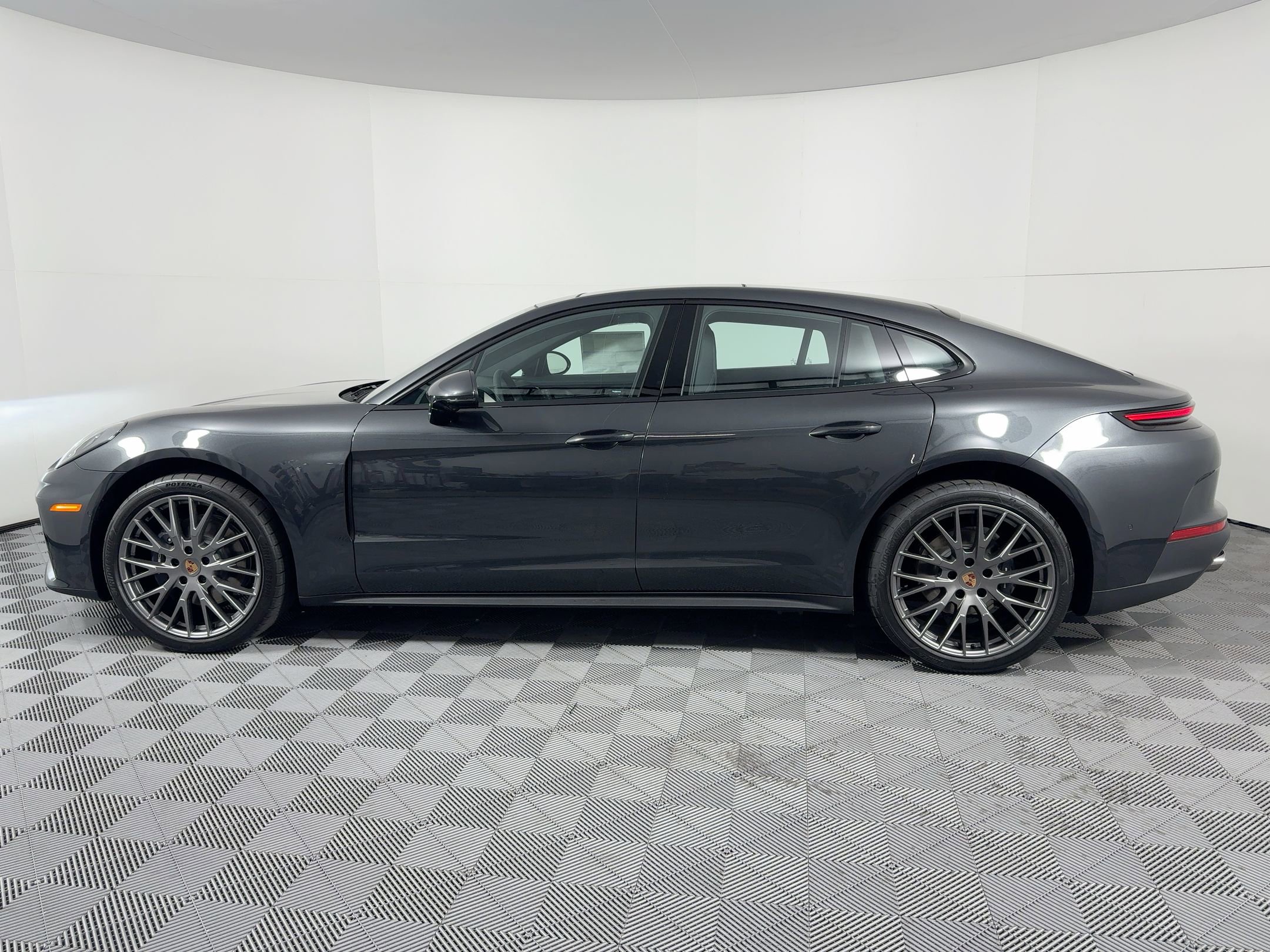 Used 2026 Porsche Panamera image 2
