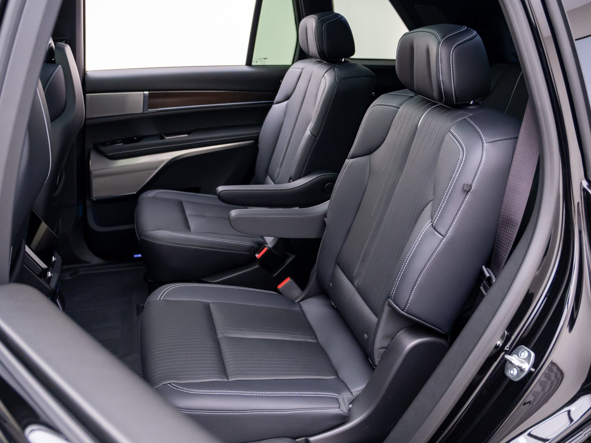 New 2027 Cadillac Vistiq Sport w/ LPO, Floor Liner Package AWD/4WD image 15