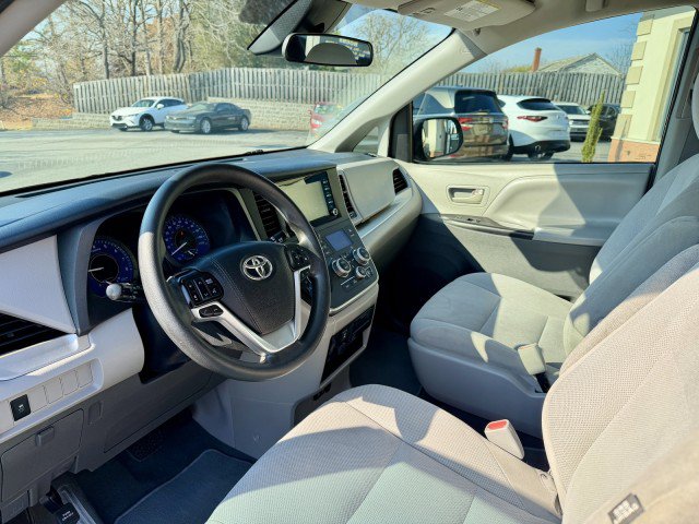 Used 2020 Toyota Sienna L FWD image 5