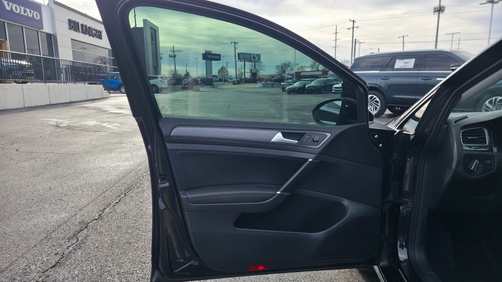 Used 2019 Volkswagen Golf SE image 10