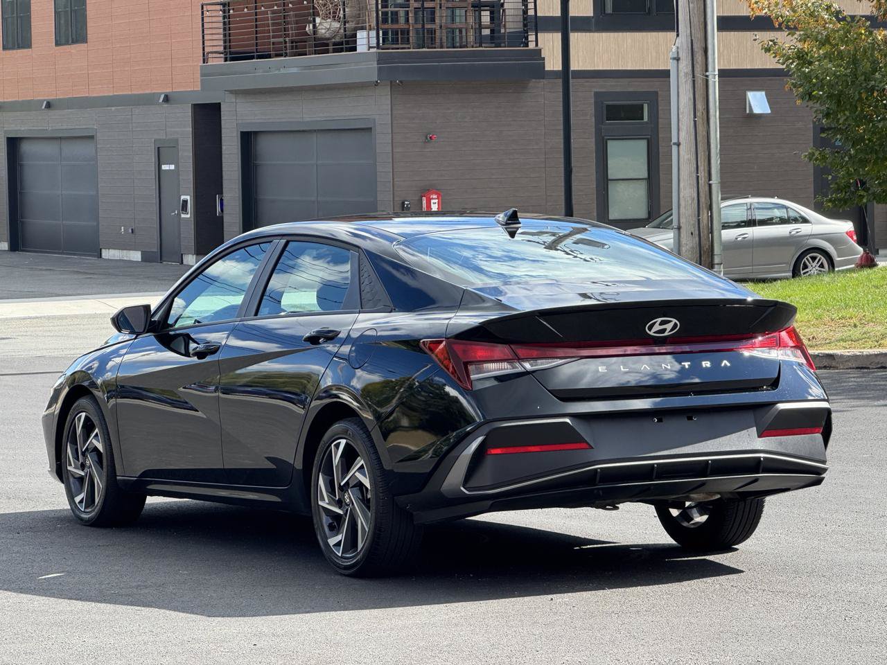 Used 2025 Hyundai Elantra Sport FWD image 4