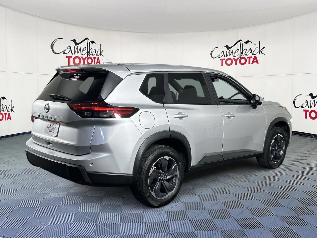 Used 2025 Nissan Rogue SV FWD image 8