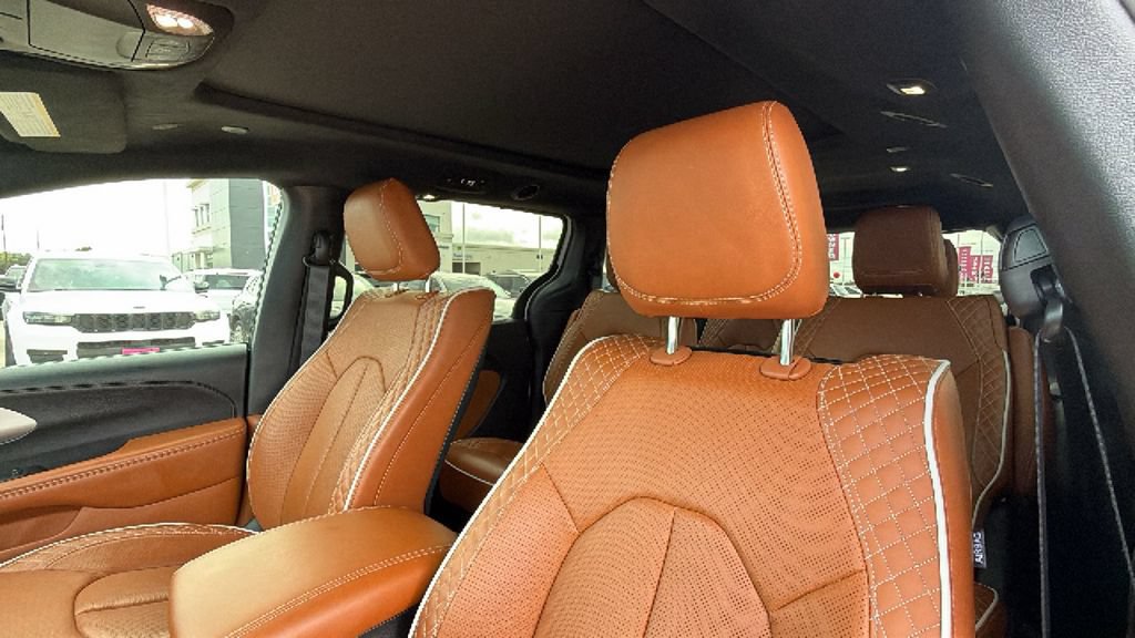 Used 2025 Chrysler Pacifica Pinnacle FWD image 15