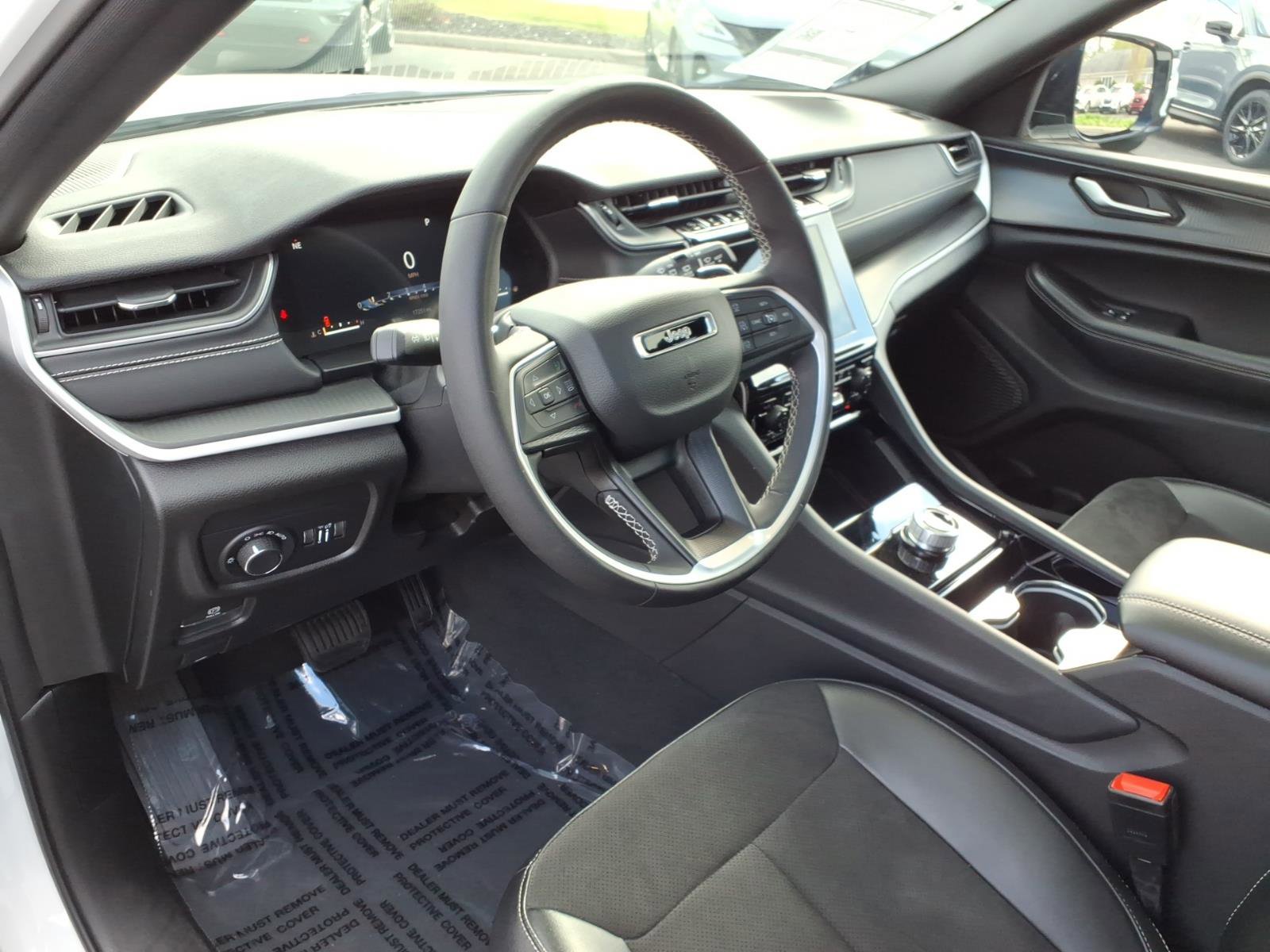 Used 2023 Jeep Grand Cherokee L Laredo AWD/4WD image 18