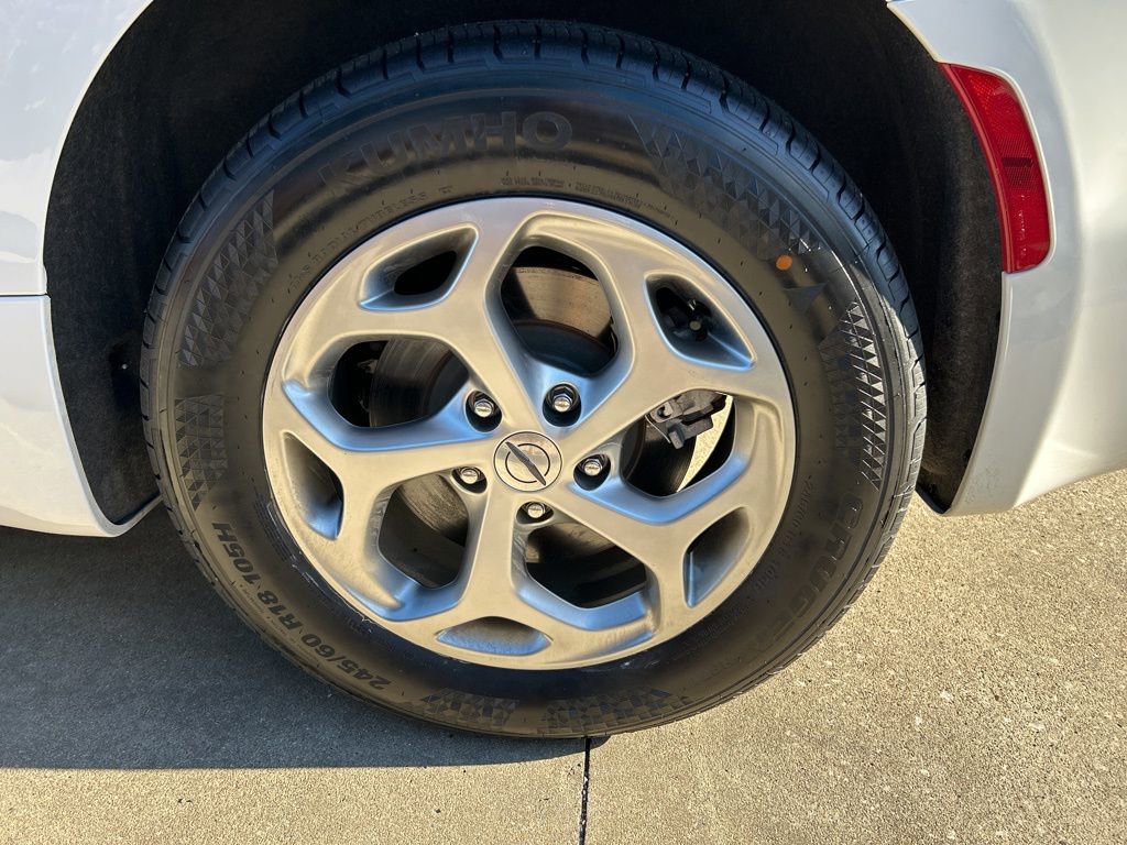 Used 2023 Chrysler Pacifica Limited w/ Uconnect Theater Family Group image 13