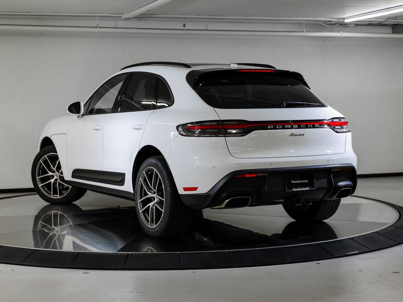 Certified 2023 Porsche Macan image 3