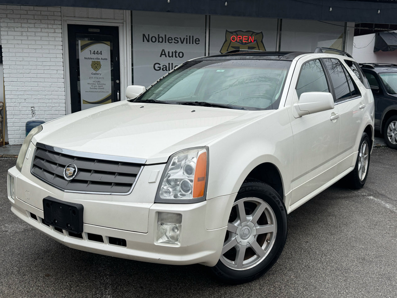 Used 2005 Cadillac SRX V8 w/ Preferred Equipment Group image 2