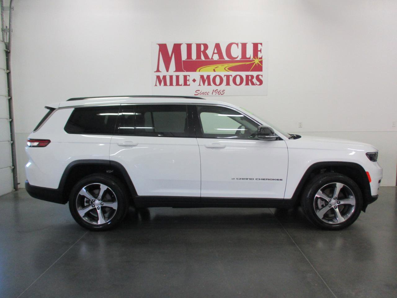 Used 2023 Jeep Grand Cherokee L Limited w/ Luxury Tech Group II AWD/4WD image 6