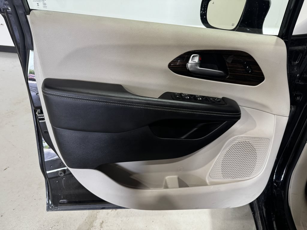 Used 2024 Chrysler Pacifica Limited FWD image 17