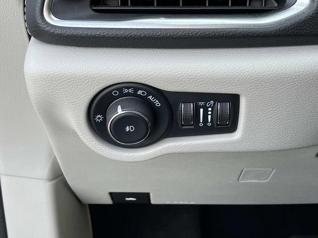 Used 2024 Chrysler Pacifica Limited image 30