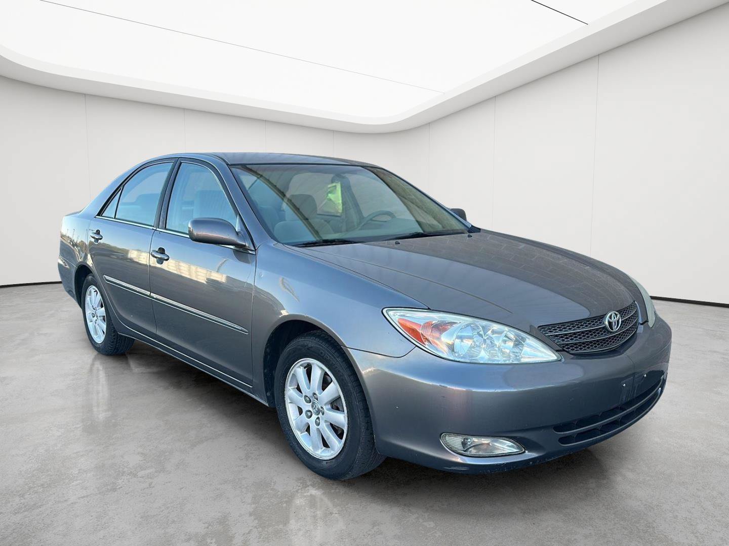 Used 2004 Toyota Camry XLE FWD image 3