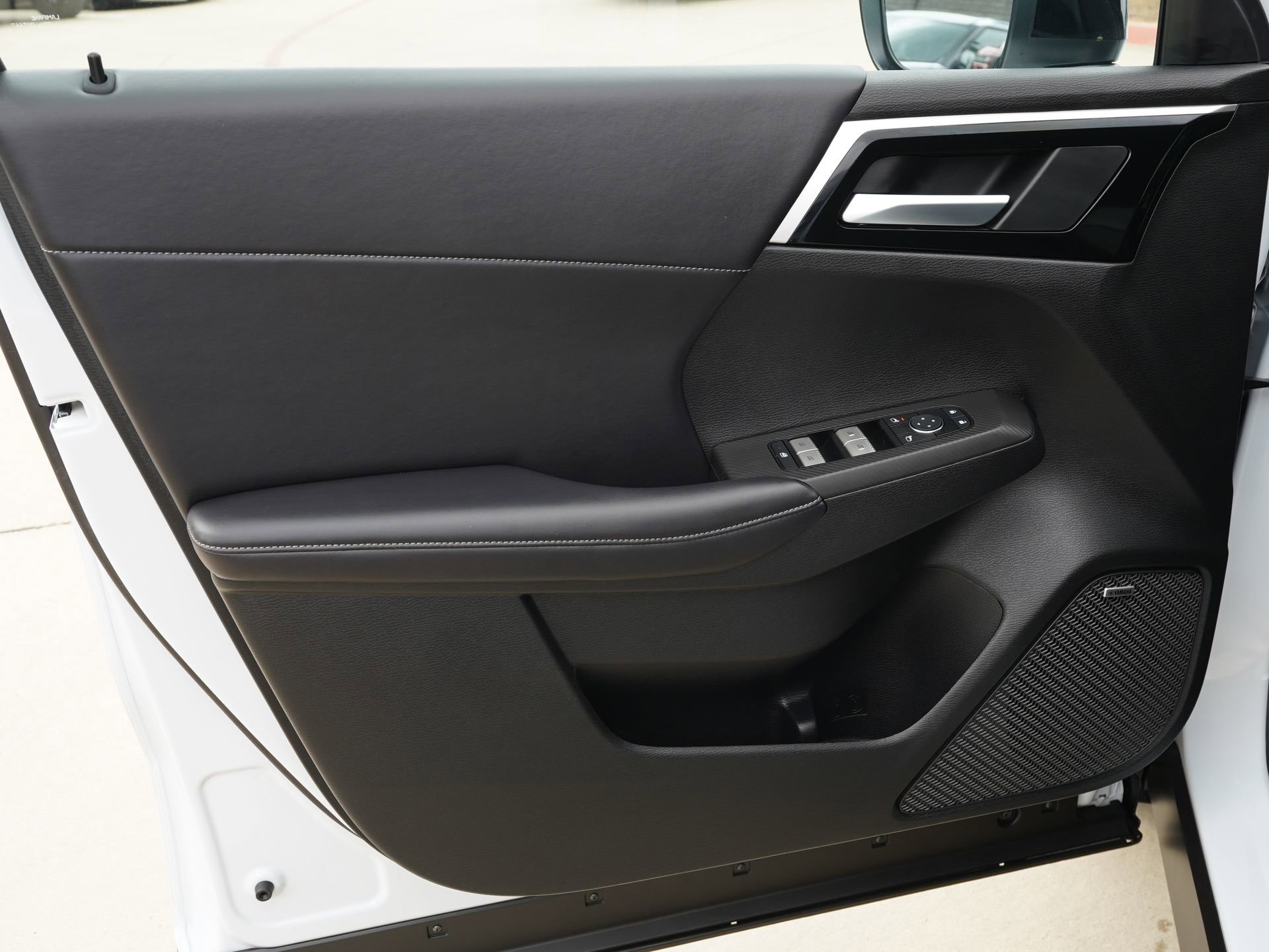 New 2026 Mitsubishi Outlander LE AWD/4WD image 8