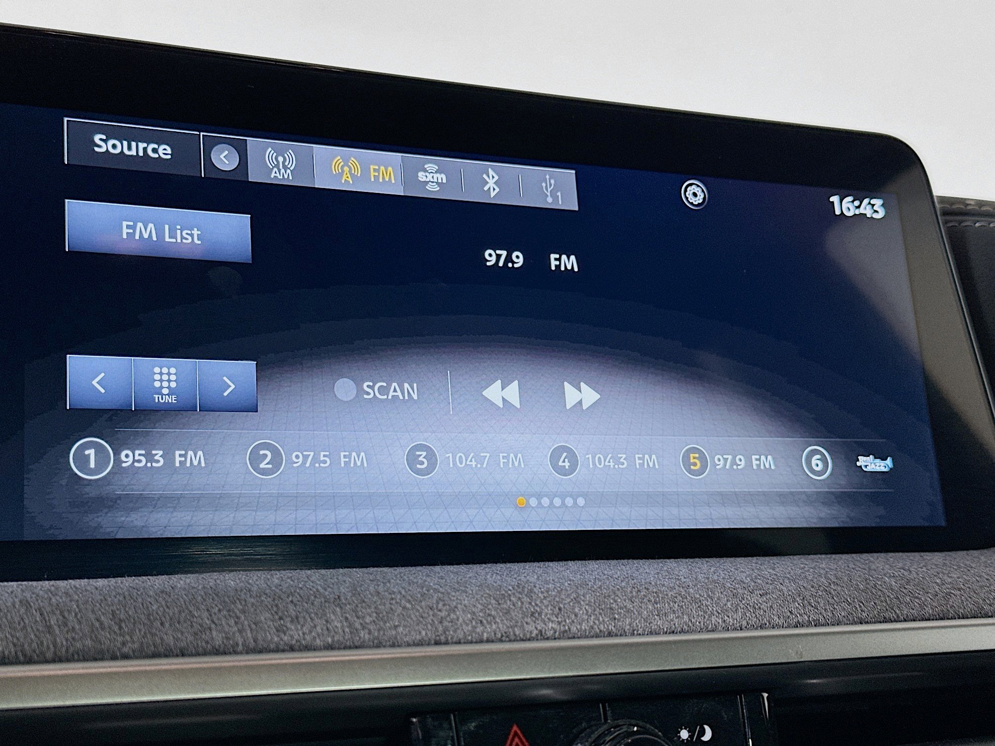 Used 2025 Nissan Kicks SV FWD image 21