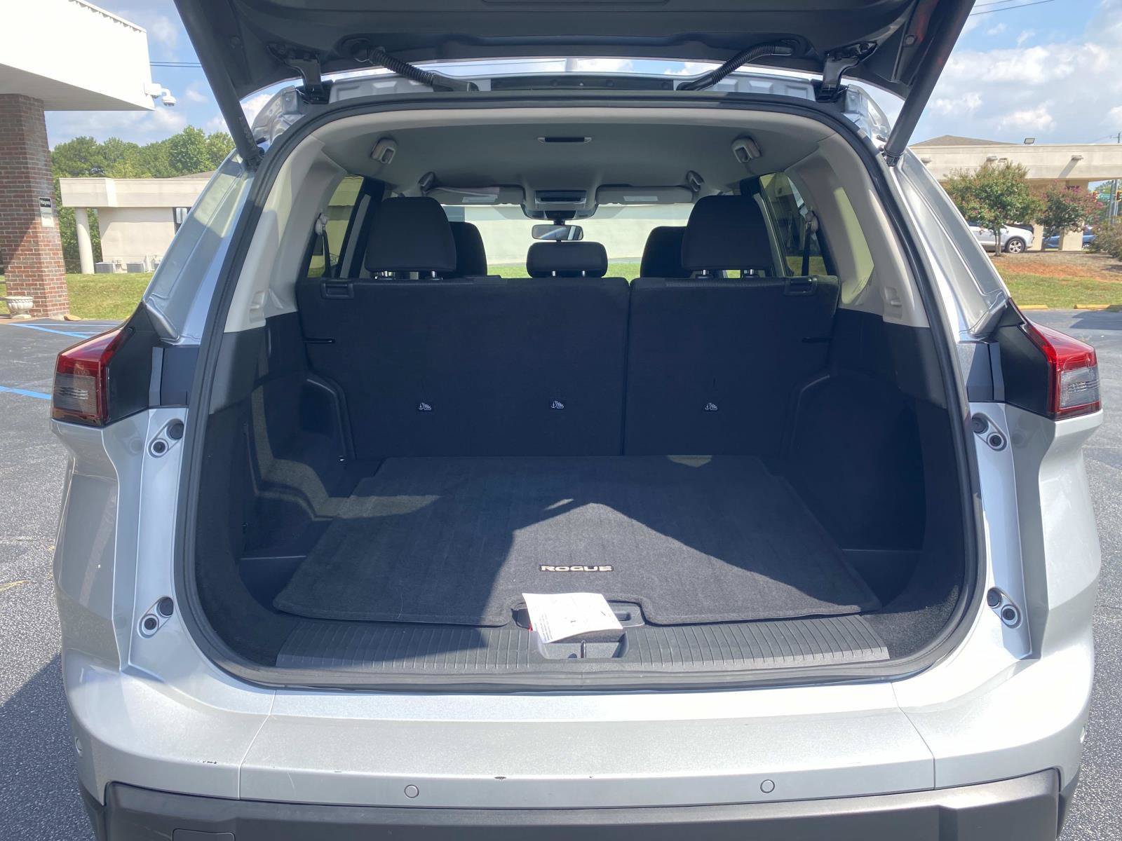 Used 2025 Nissan Rogue SV FWD image 5