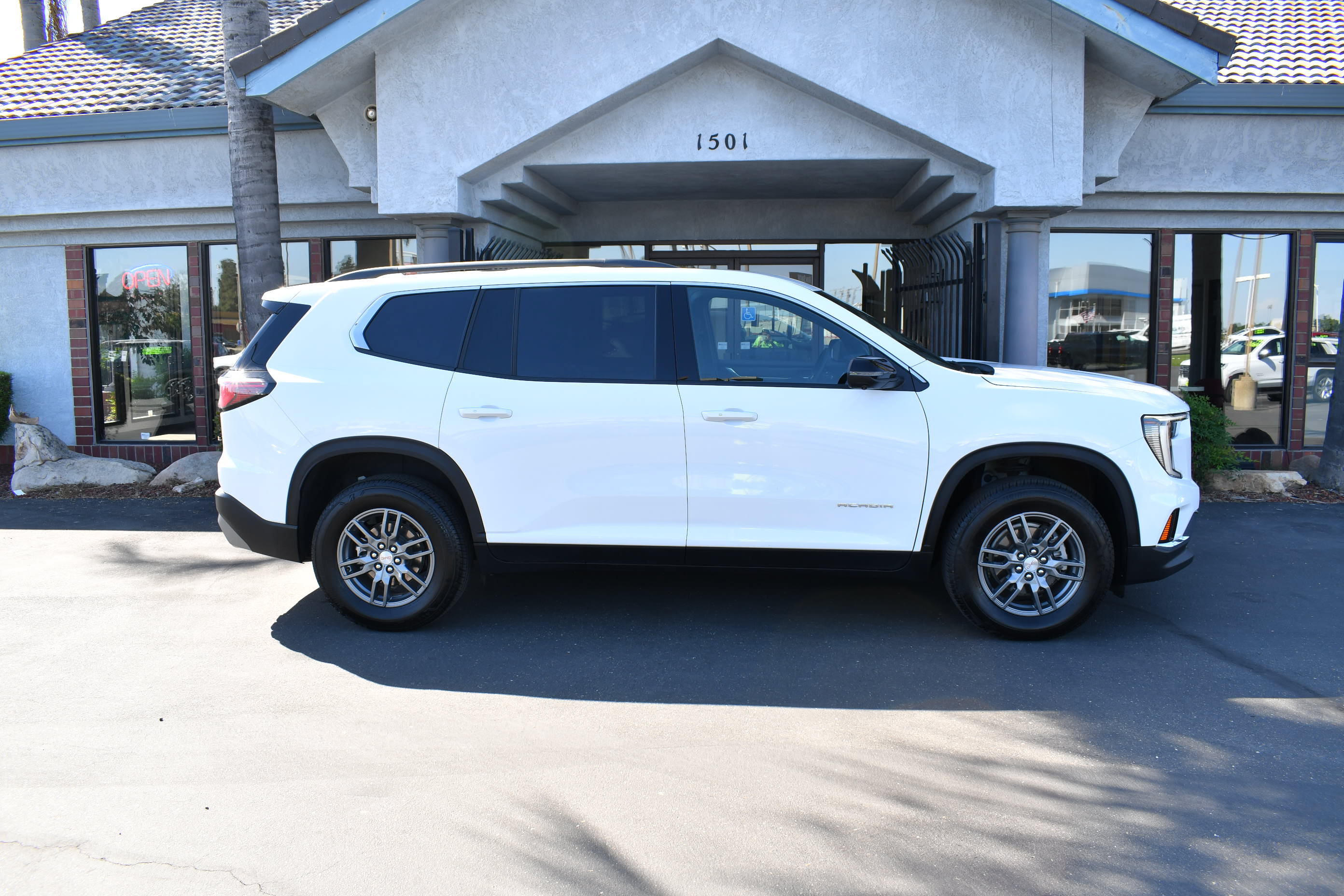 Used 2025 GMC Acadia Elevation FWD image 4