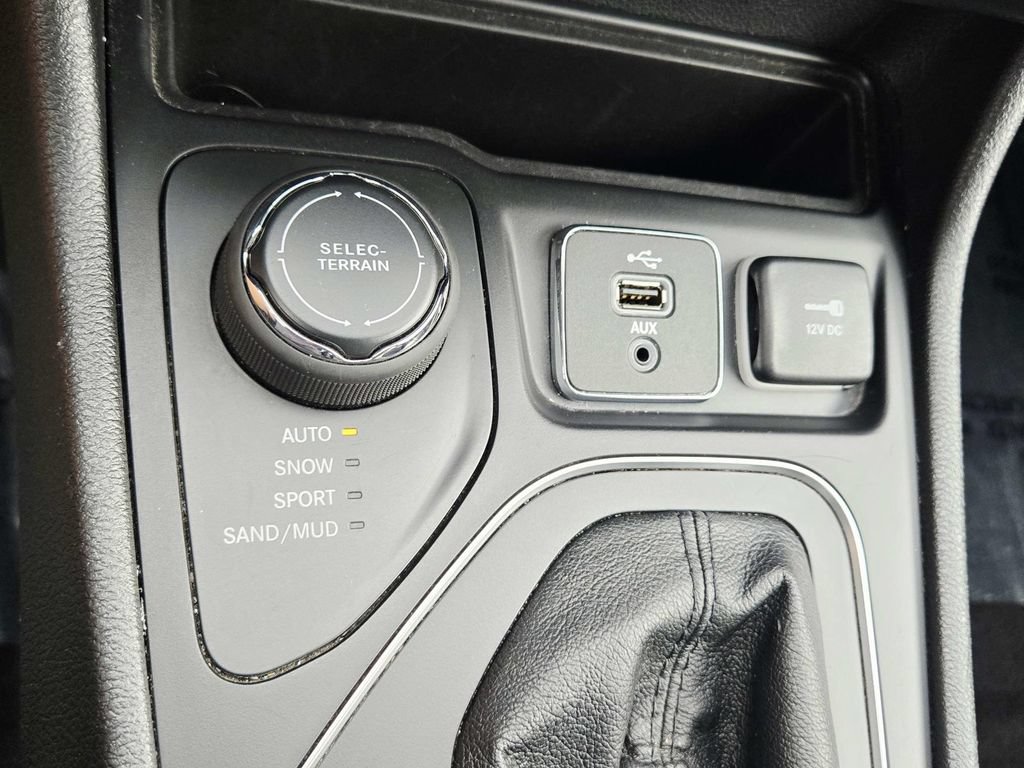 Used 2019 Jeep Cherokee Latitude Plus w/ Comfort/Convenience Group AWD/4WD image 30