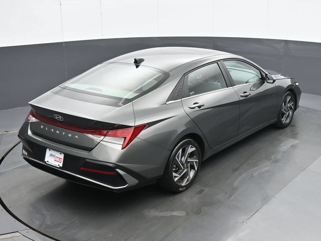Used 2025 Hyundai Elantra SEL FWD image 21