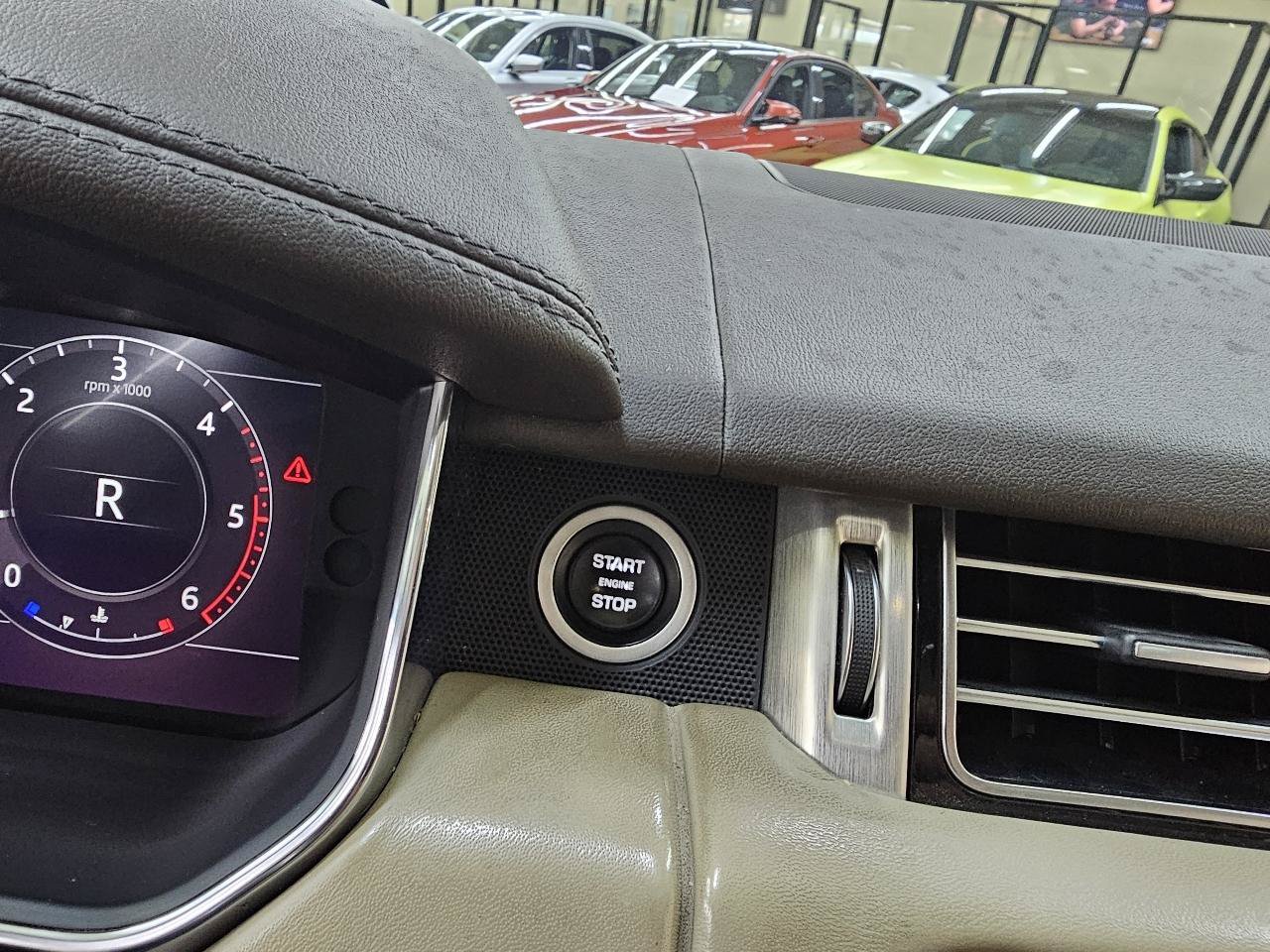 Used 2018 Land Rover Range Rover HSE AWD/4WD image 36