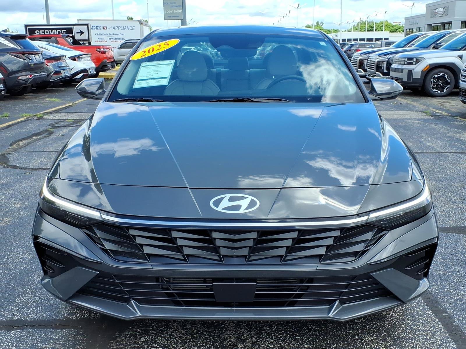New 2025 Hyundai Elantra Limited FWD image 2