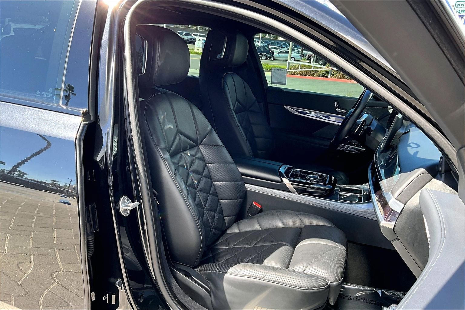 Used 2023 BMW 740i w/ Parking Assistance Package image 7