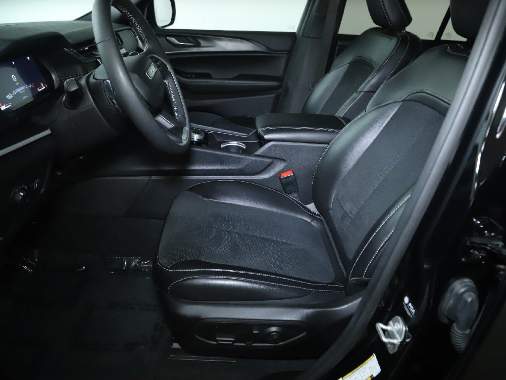 Used 2025 Jeep Grand Cherokee Altitude AWD/4WD image 18
