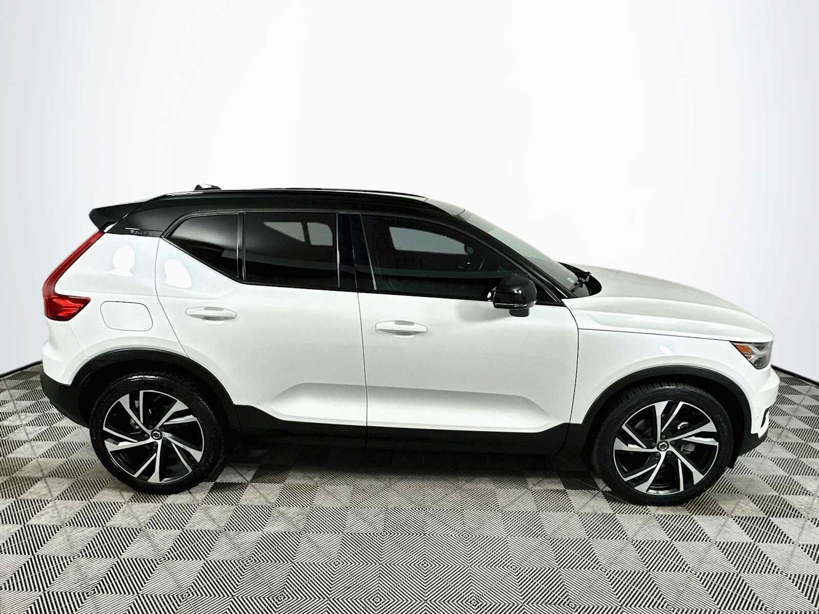 Used 2020 Volvo XC40 T5 R-Design w/ Protection Package Premier AWD/4WD image 8
