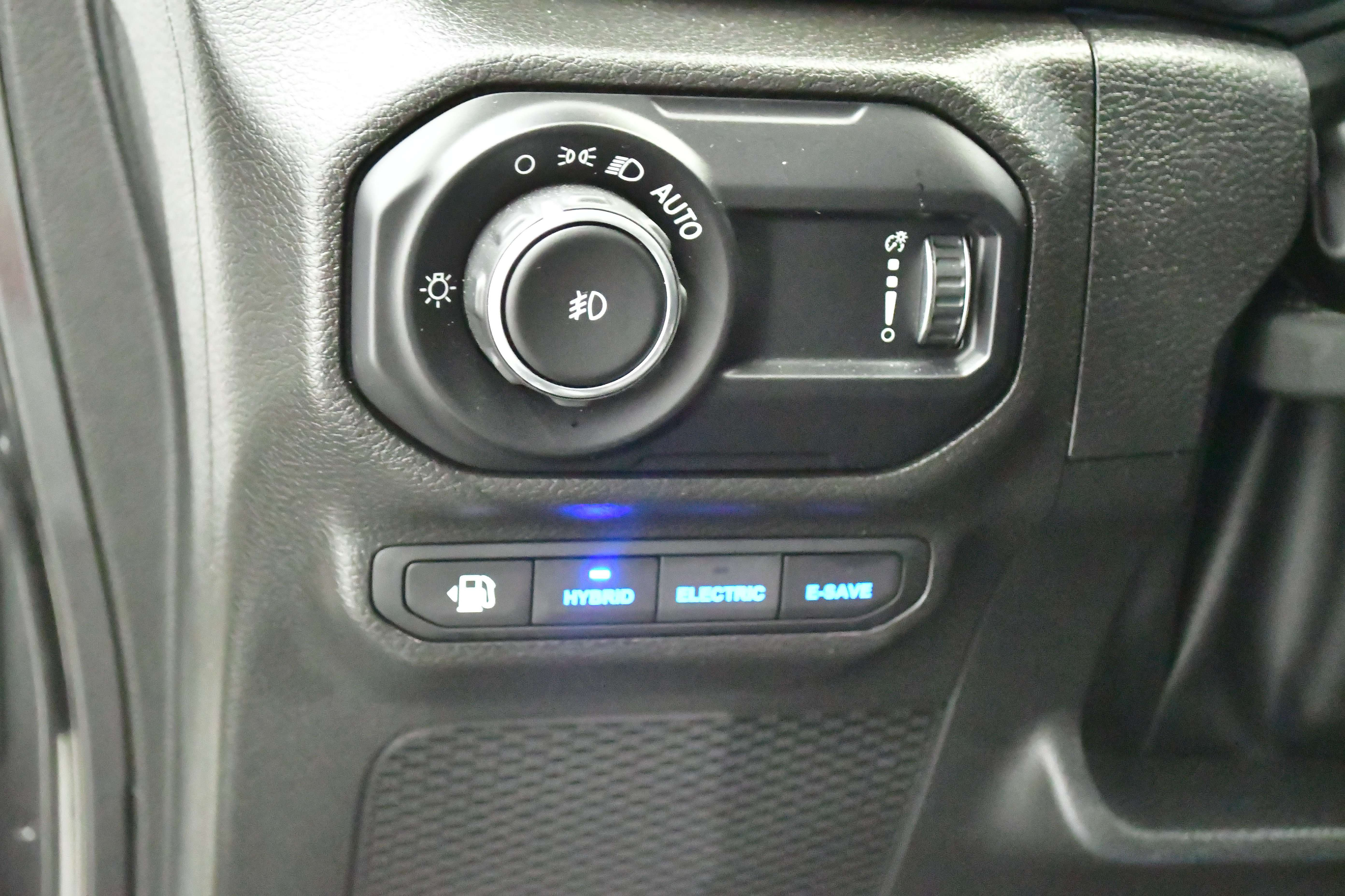 Used 2023 Jeep Wrangler Unlimited Sahara w/ Cold Weather Group AWD/4WD image 13