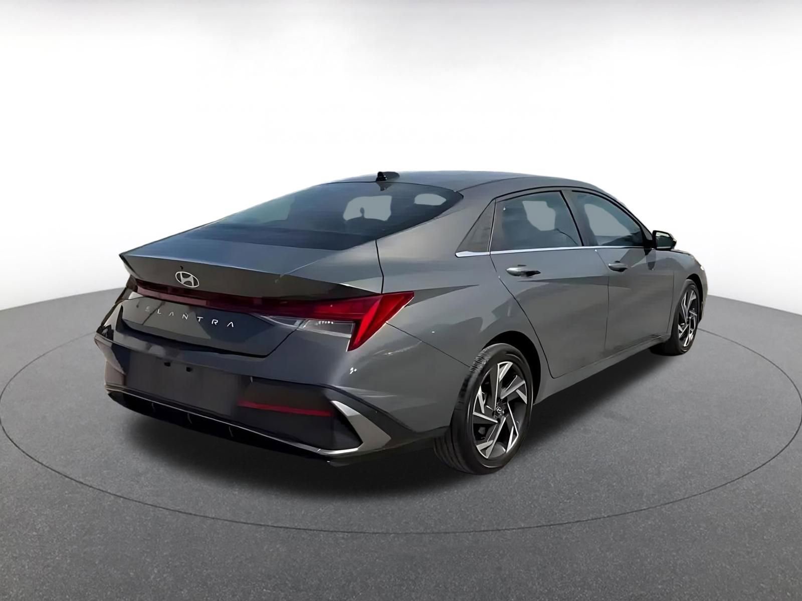 Used 2025 Hyundai Elantra SEL FWD image 15