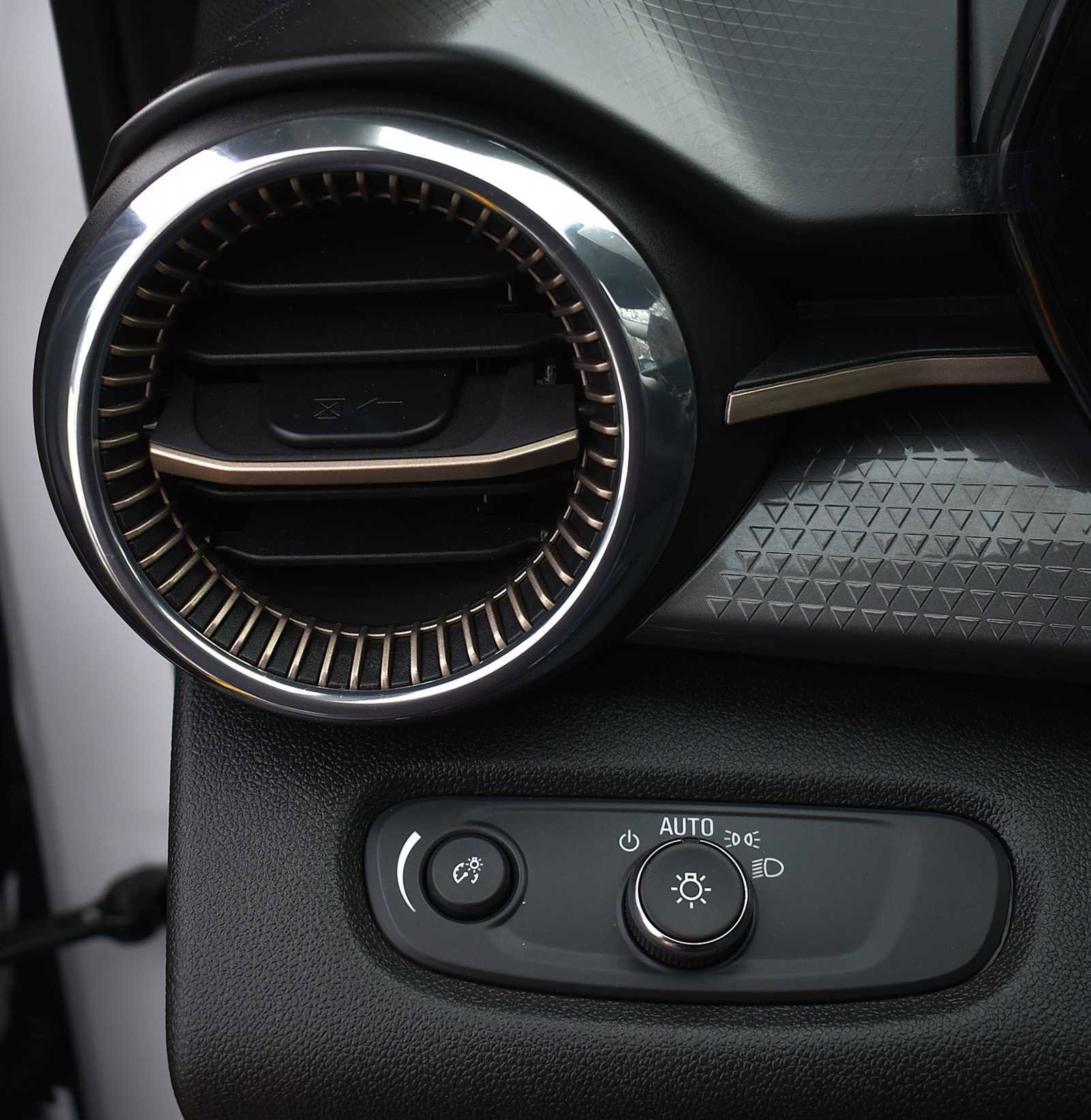 Used 2025 Chevrolet Trax ACTIV w/ Sunroof Package image 24