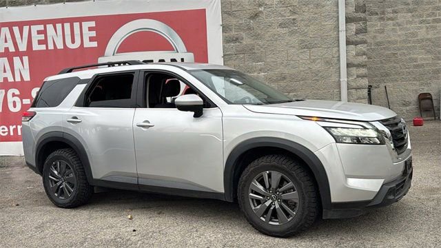 Used 2024 Nissan Pathfinder SV image 3