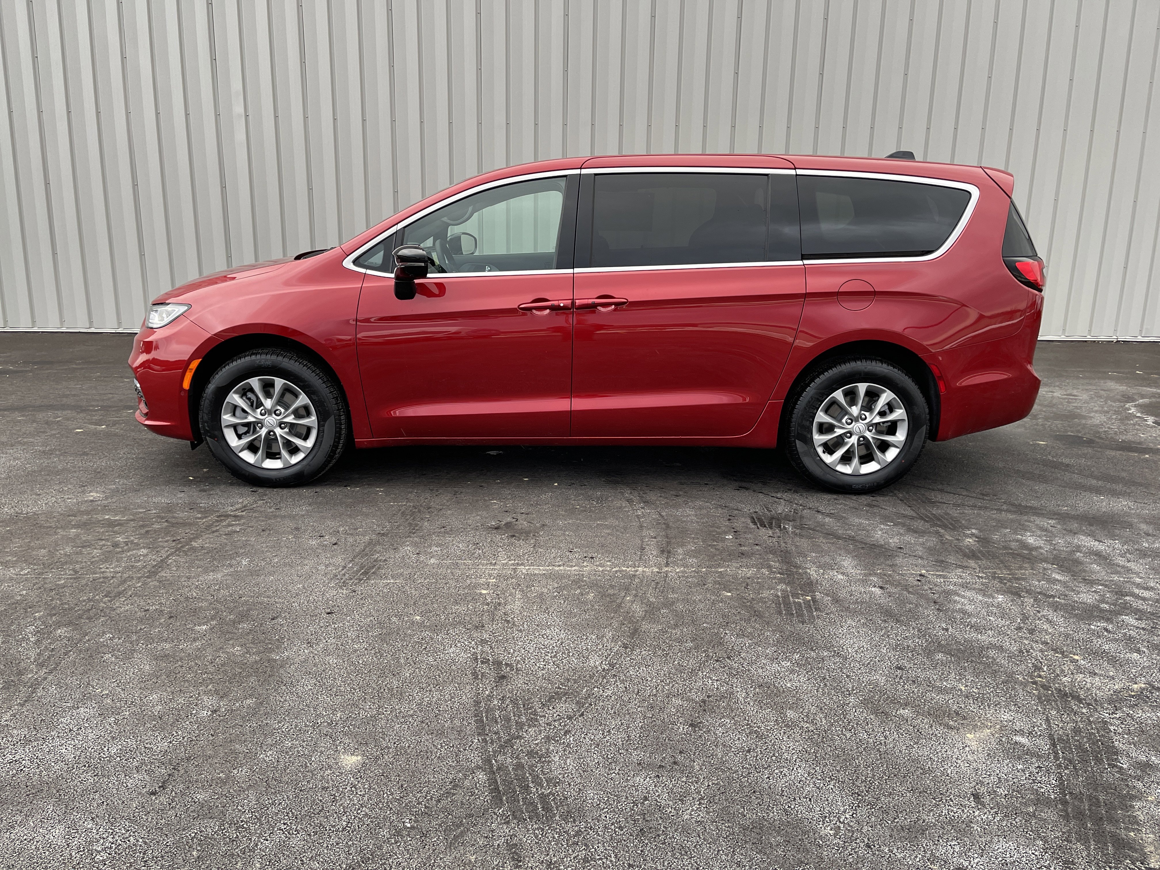 New 2026 Chrysler Pacifica Limited w/ Trailer Tow Group image 3