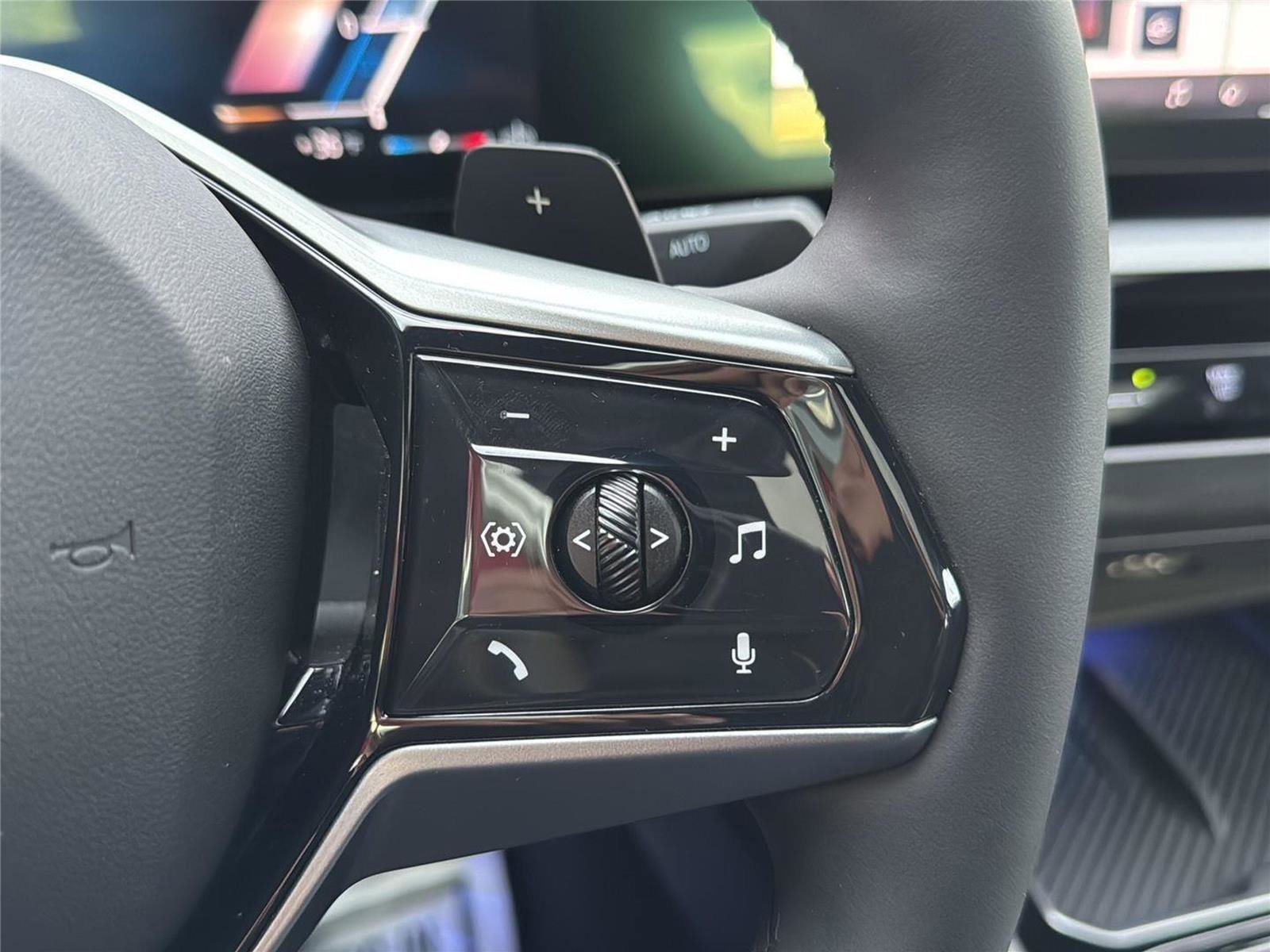 Used 2025 BMW 530i xDrive w/ Premium Package image 22