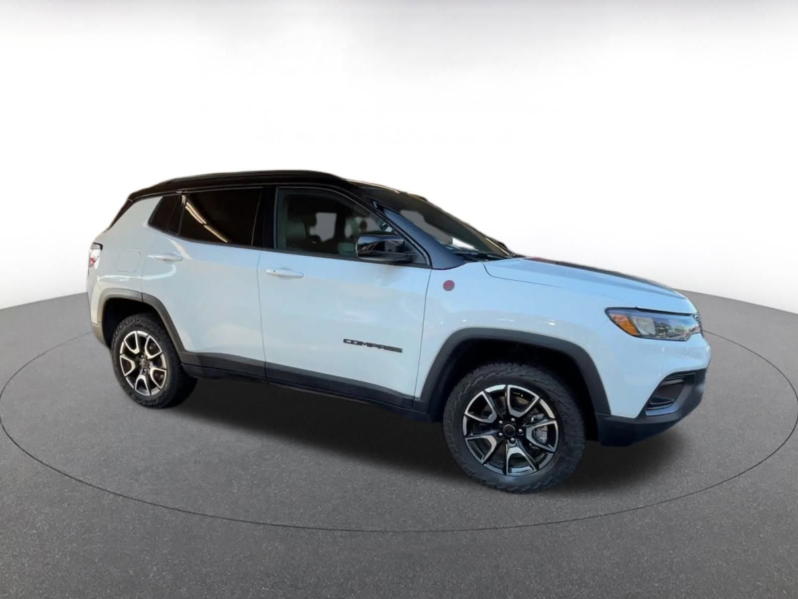 Used 2025 Jeep Compass Trailhawk image 2
