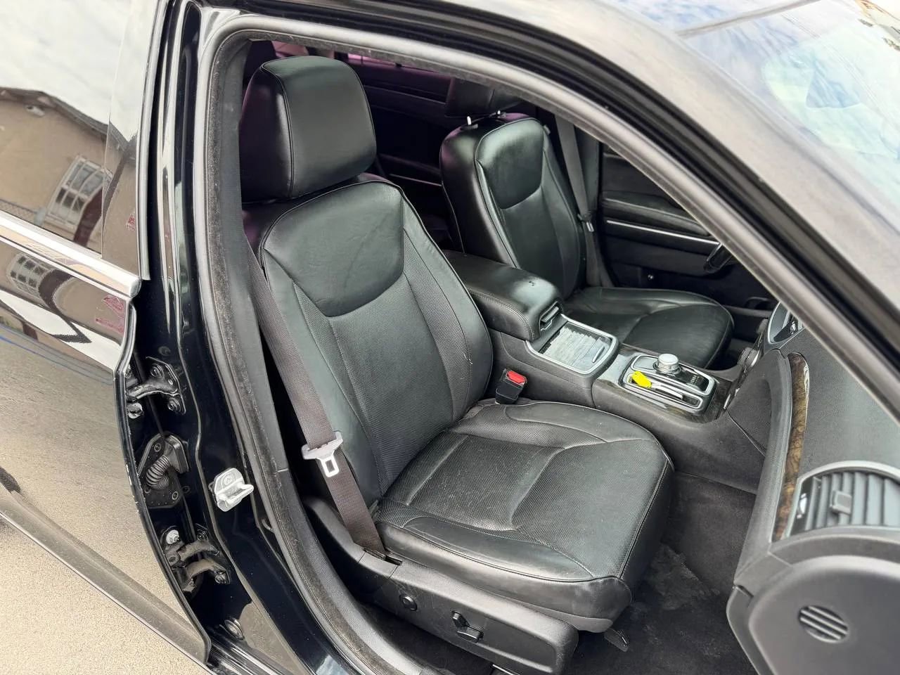 Used 2018 Chrysler 300 Limited RWD image 36