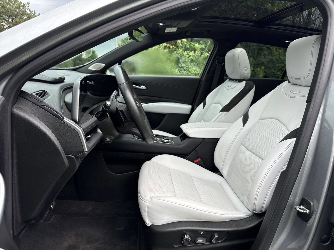 Used 2024 Cadillac XT4 Sport image 10