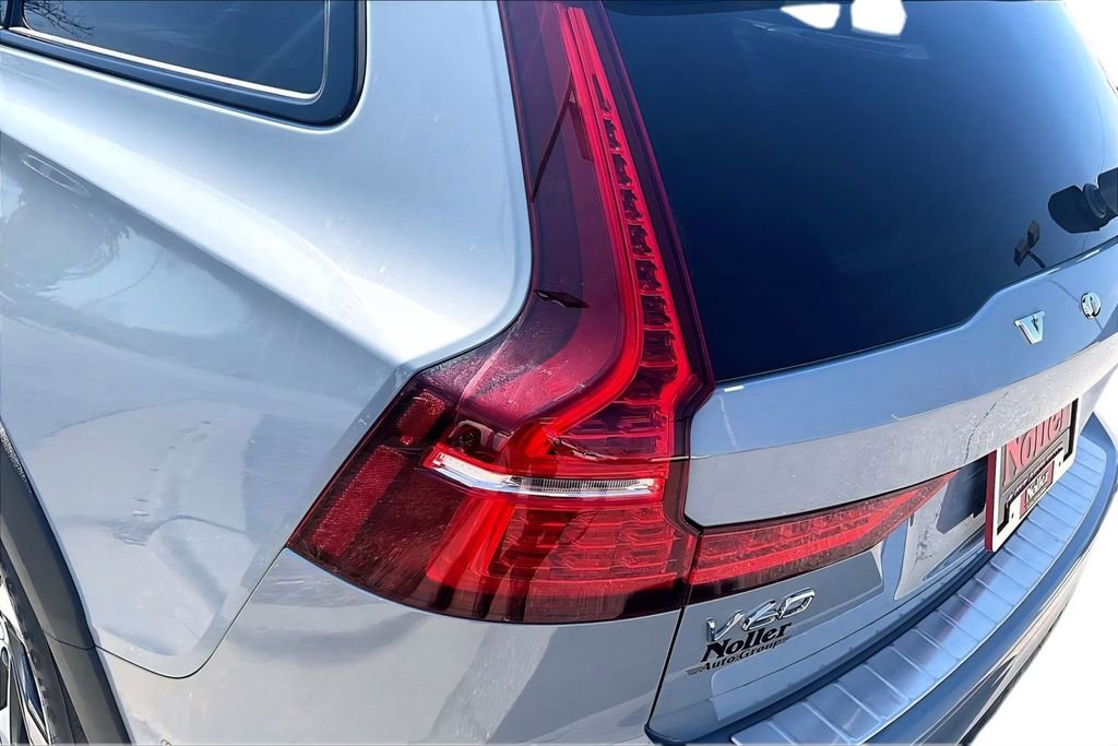 Used 2024 Volvo V60 B5 Cross Country Plus image 27