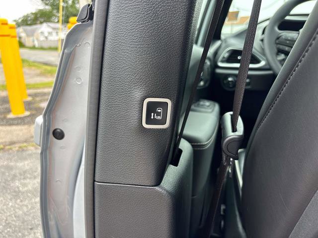 Used 2023 Chrysler Pacifica Limited w/ Uconnect Theater Family Group image 15