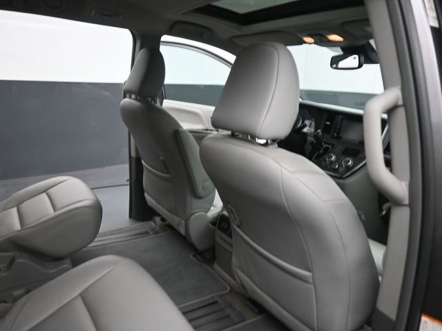 Used 2018 Toyota Sienna XLE FWD image 25