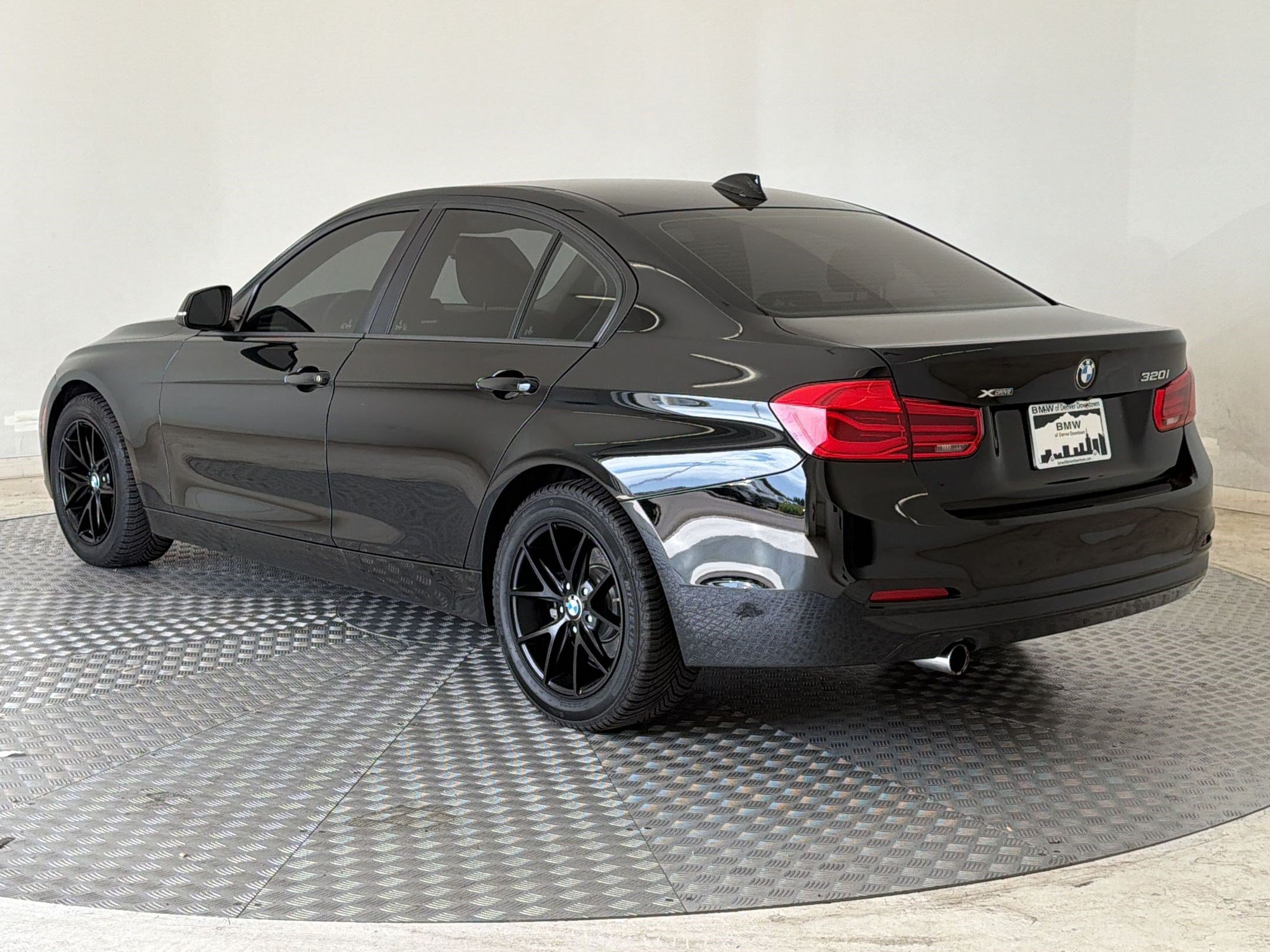 Used 2018 BMW 320i xDrive Sedan AWD/4WD image 3