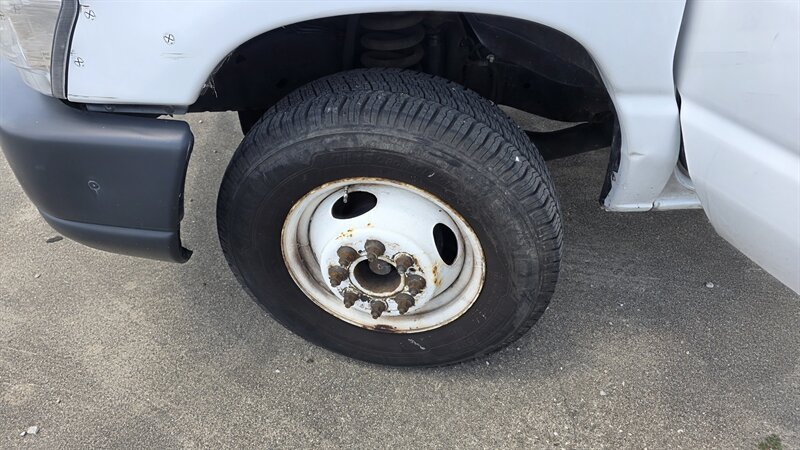 Used 2011 Ford E-450 and Econoline 450 Super Duty RWD image 25
