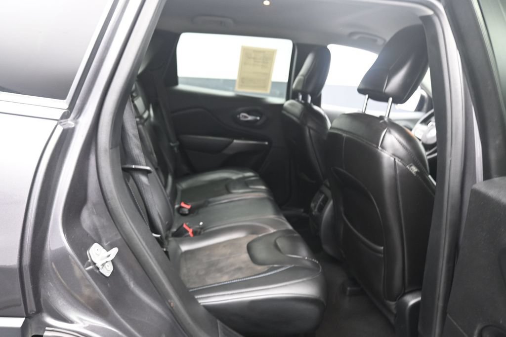Used 2019 Jeep Cherokee Latitude Plus w/ Comfort/Convenience Group FWD image 24