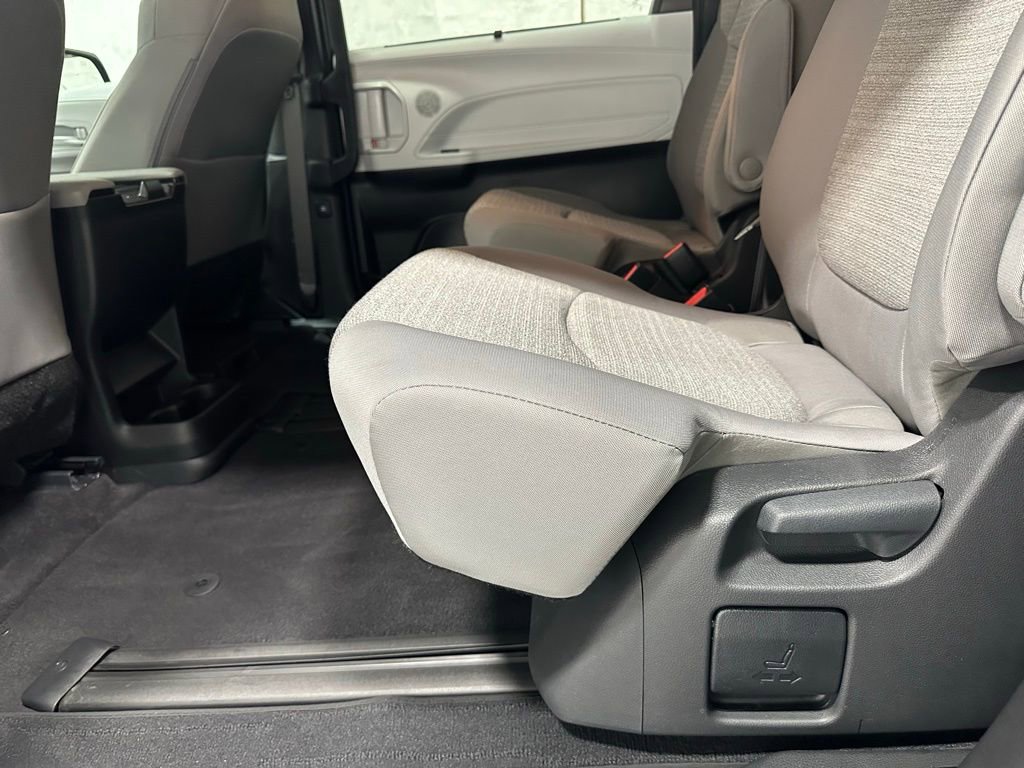 Used 2025 Toyota Sienna LE FWD image 45