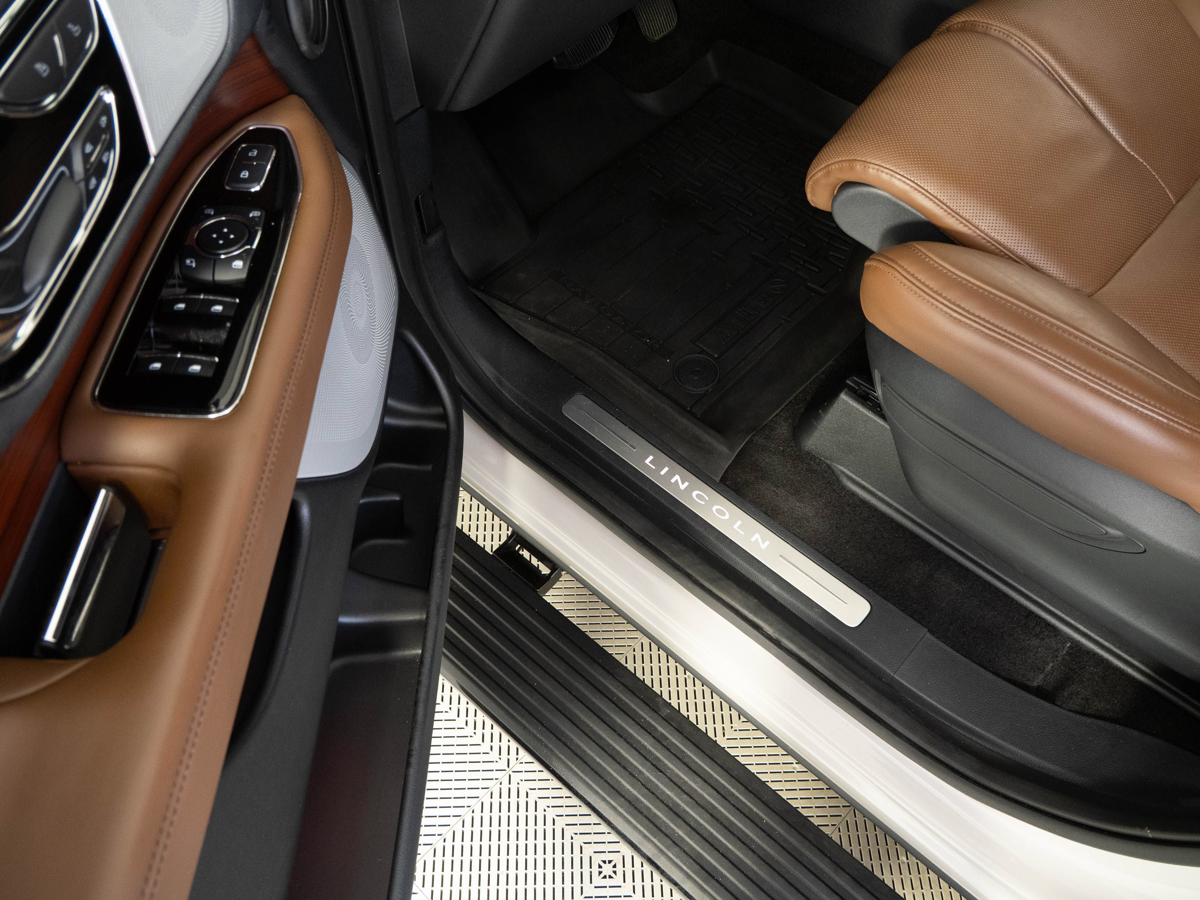 Used 2024 Lincoln Navigator Reserve AWD/4WD image 7