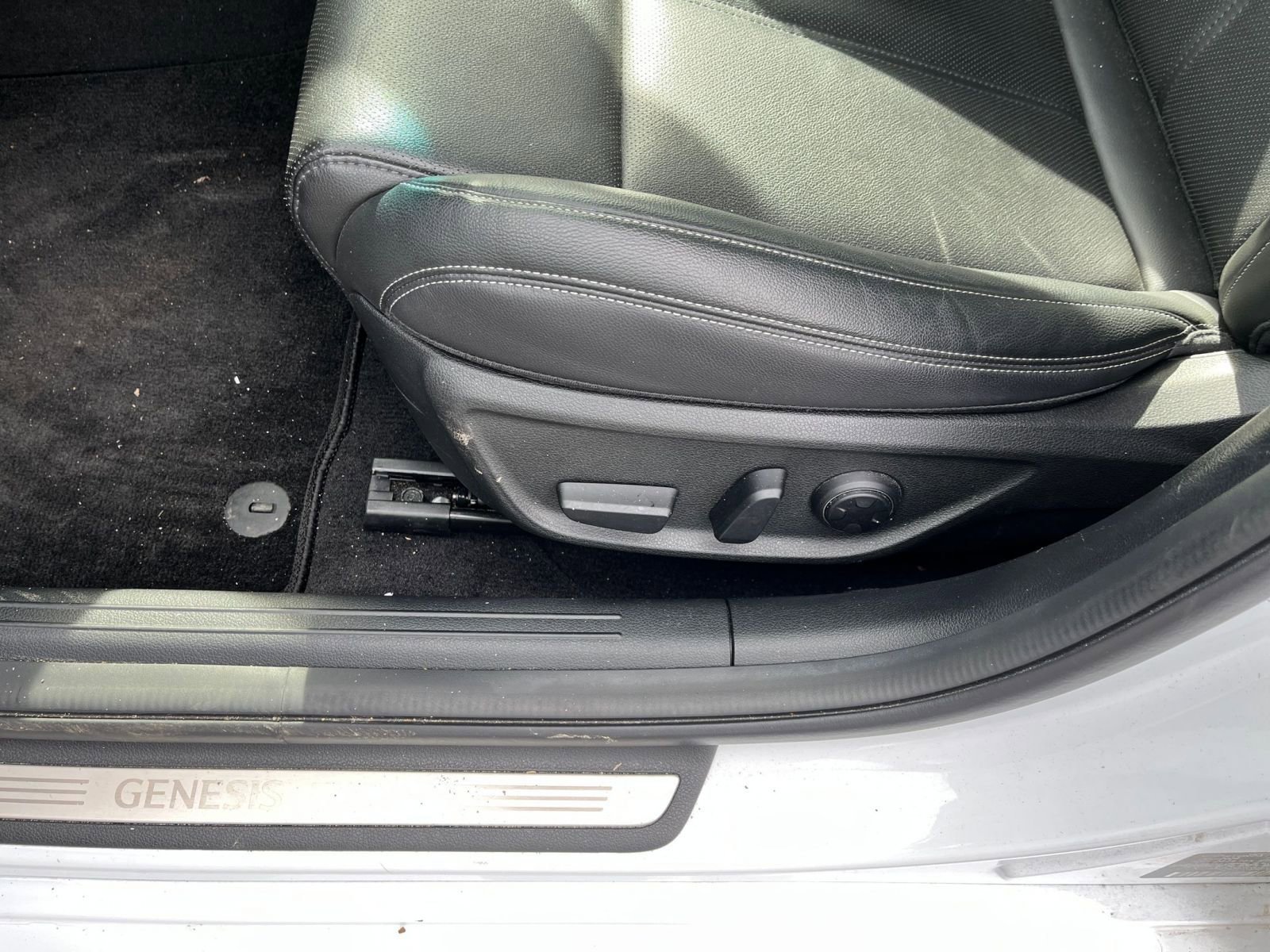 Used 2025 Genesis G70 2.5T image 23