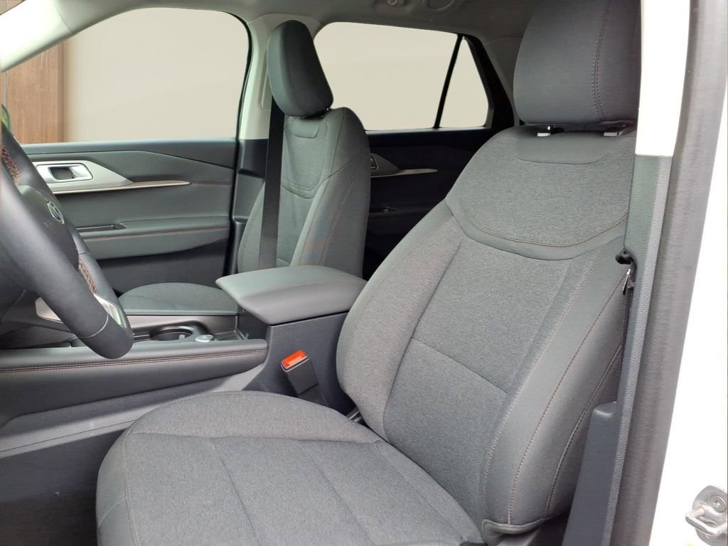 Used 2025 Ford Explorer Active AWD/4WD image 15