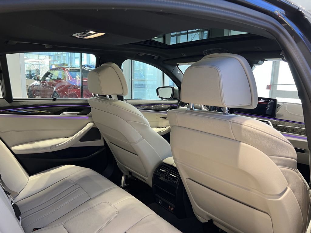 Used 2023 BMW M550i xDrive w/ Dynamic Handling Package image 35